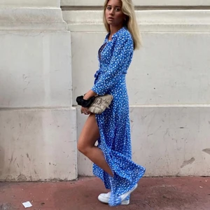 Söker zara klänning blå - Hajhaj. Om någon har denna klänning i xs-s, 34-36-38 som du ej vill ha kvar så köper jag gärna den!🤩🤩