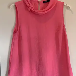 Säljer mitt fina linne från stockhlm i en superfin rosa färg. Den är knappt använd. Säljes pga för liten för mig. Storlek 34 men passar 36. 