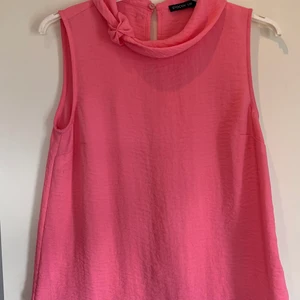 Blus stockhlm - Säljer mitt fina linne från stockhlm i en superfin rosa färg. Den är knappt använd. Säljes pga för liten för mig. Storlek 34 men passar 36. 