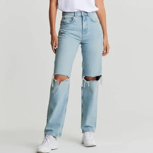 jeans!! - säljer de jättepopulära ”90s high waist jeans” från ginatricot!!💘💘 jättefina men har för många jeans🥲👏🏼