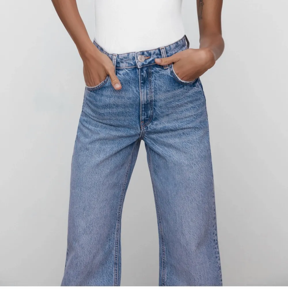 De populära wide leg full length jeansen från Zara. Är helt oanvända med lappar kvar. Säljer eftersom de inte passade. . Jeans & Byxor.
