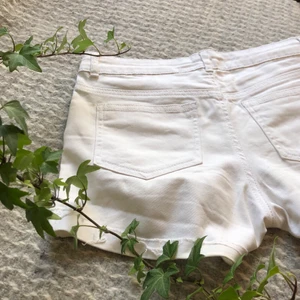 Vita shorts från H&M - Hej! Säljer nu mina shorts som är använda men fortfarande i väldigt bra skick och inga fläckar! För fler bilder så är det bara att skriva🤗❣️