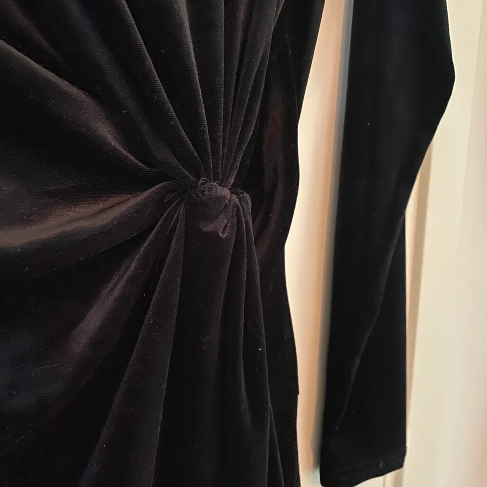 En fin svart festklänning som inte kommer till användning. Skicket är som ny! Klänningen är från märket mbyM.. Klänningar.