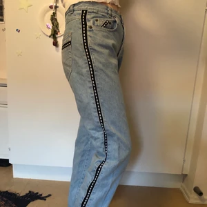 Mom jeans - Högmidjade, vet inte märket tyvärr men är av bra kvalite. Dom är sköna att ha på sig. Fina detaljer.