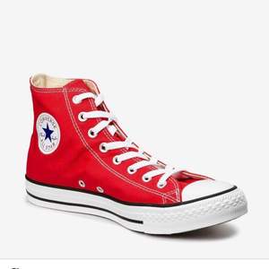 Säljer dessa röda Converse! Skit snygga, Säljer för att dom inte passade💔 Skriv för fler bilder!💞