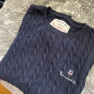 Stickad tröja💕 - Fint skick, kommer inte till användning, nypris 700kr💕frakt tillkommer 