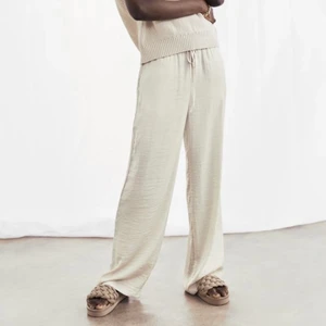 H&M byxor - Säljer mina super fina hm byxor som tyvärr inte har kommit till användning. De är helt nya, fortfarande i påsen .😁 Kan kolla upp frakt kostnaden vid intresse! 