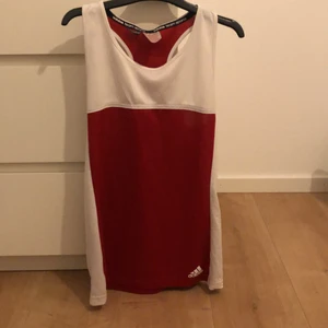 Adidas linne - Ett rött adidas linne som är använt max 2 ggr.