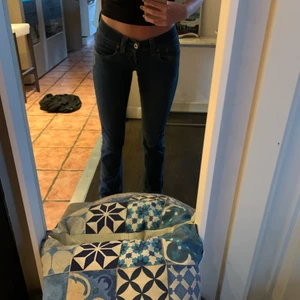 Levis vintage jeans - Ett par skitsnygga raka low waist vintage jeans från Levis. Dessa är i storlek M och sitter bra på mig som är storlek s/m. De är väldigt populära och trendiga just nu!