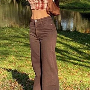 Bruna straight leg jeans i storlek M (liten i storlek så skulle även passa dig med storlek S) - Super snygga jeans men tyvärr för korta för mig som är 161cm. Endast haft på mig de då jag testade. Möter endast upp för att sälja. 📍 Stockholm