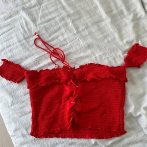 Fin ros röd tröja - Aldrig använt. För stor för mig varav jag valt att sälja. Inga hål eller fläckar. 