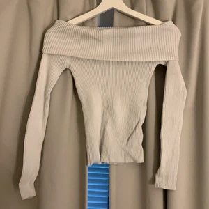 Gina tröja - Off-sholder vit ribbad tröja 