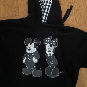 Jättefin Vans Hoodie med Disney mickey mouse print & och eldflammor på armarna, schack print inuti luvan! Storlek M men är själv XS & den sitter bra på mig som ”oversized” så funkar även bra för XS/S❤️ tillkommer frakt 