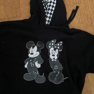 VANS Disney Mickey Mouse Hoodie S/M - Jättefin Vans Hoodie med Disney mickey mouse print & och eldflammor på armarna, schack print inuti luvan! Storlek M men är själv XS & den sitter bra på mig som ”oversized” så funkar även bra för XS/S❤️ tillkommer frakt 