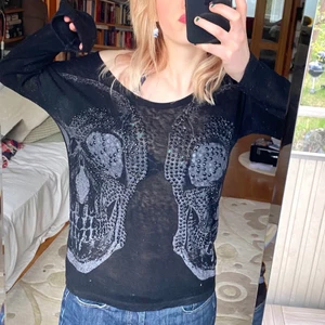 Långärmad  - Cool tröja med döskallar. Bra skick, lite rhinestones har trillat av men det är ingen man tänker på! Köparen står för frakten😋 senaste bud: 150kr