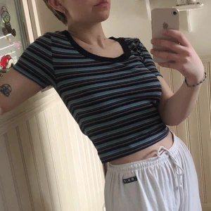 T-Shirt - Sparsamt använd tisha från H&M, haft den några år men använder den verkligen aldrig så dags att inse att det inte kommer ske 🙃 