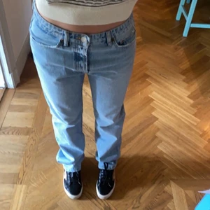 Zara jeans storlek 38 - Ett par jätte snygga lågmidjade zara jeans i storlek 38, jag är ungefär 172-173