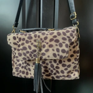 cool väska - en riktigt cool väska köpt second hand!! väldigt bra skick men då den är lite äldre så finns det tecken på användning! säljes för endast 30kr exklusive frakt! Fler bilder eller några frågor? Tveka inte att höra av er <33