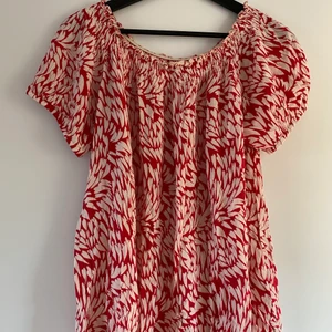 Hjärt tröja  - Hjälper en familjemedlem att sälja denna superfina röda tröja/blus med vita hjärtan. Använd fåtalgånger och köpt i somras, storlek L men passar M-XL