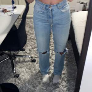 Ett par Gina jeans som är i bra skick. Säljer pågrund av att dem inte andvänds längre. Startar en budgivning ifall det är många som är intresserade.💕 har inte kollat upp frakten än 