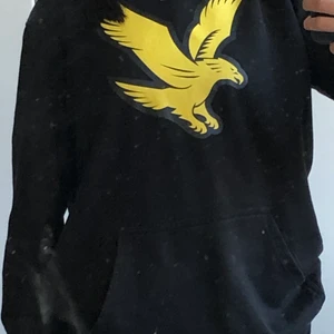 Lyle&scoot hoodie  - Lyle&scoot hoodie för killar och tjejer använd 1 gång !tvättar innan jag skickar den! Stolek S och den är äkta 