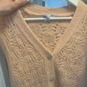 Rosa stickad väst/kofta  - Säljer denna som endast är använd en gång från zara, den är mer rosa irl! ( den har inga ärmar - vilket år fint t sommaren)! Nypris 400kr typ, säljer för 150! Superfint skick, storlek s