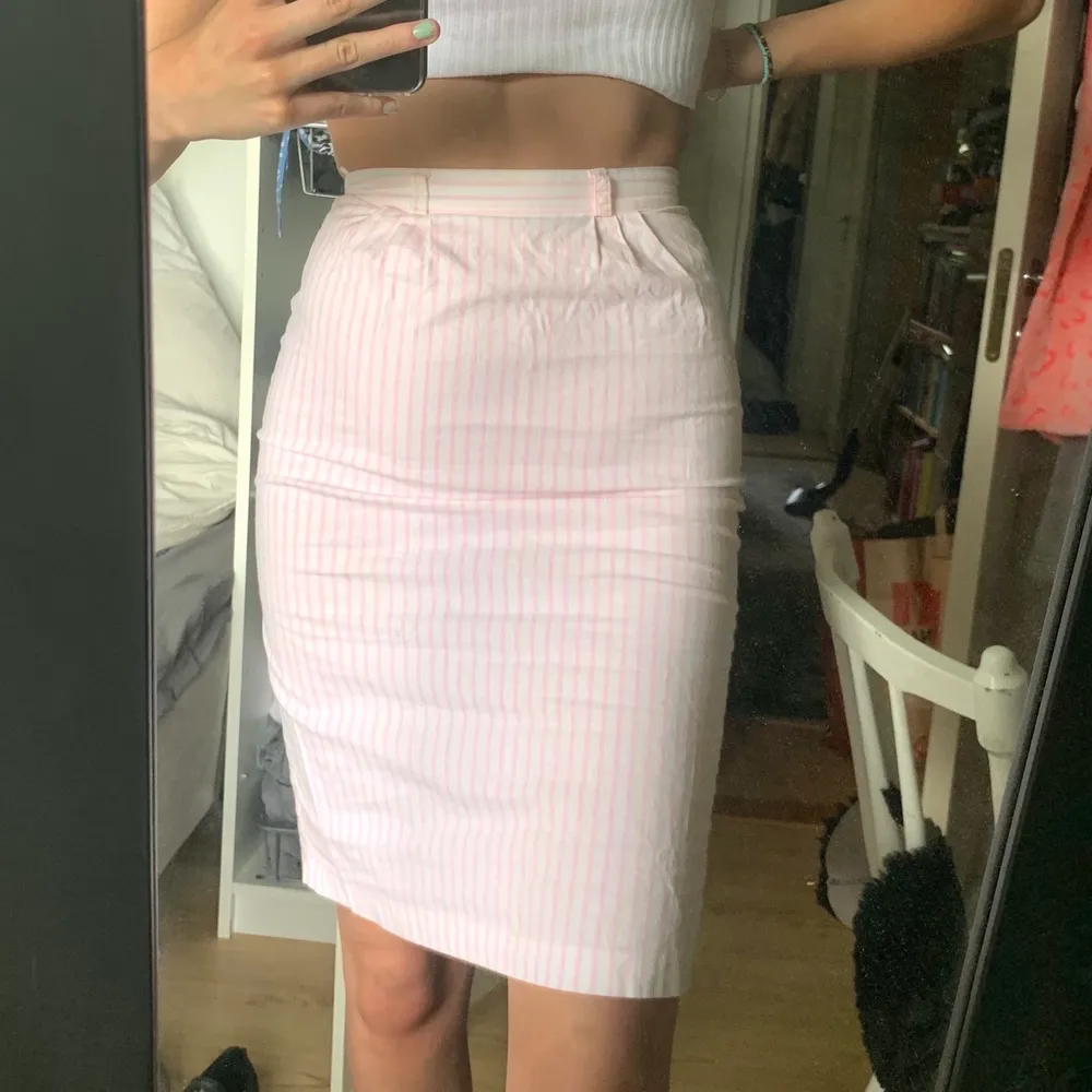 Superfin kjol som är perfekt i sommar! Vit och rosa randig i ett stretchigt material🌺🙏🏼  okänt märke. Kjolar.