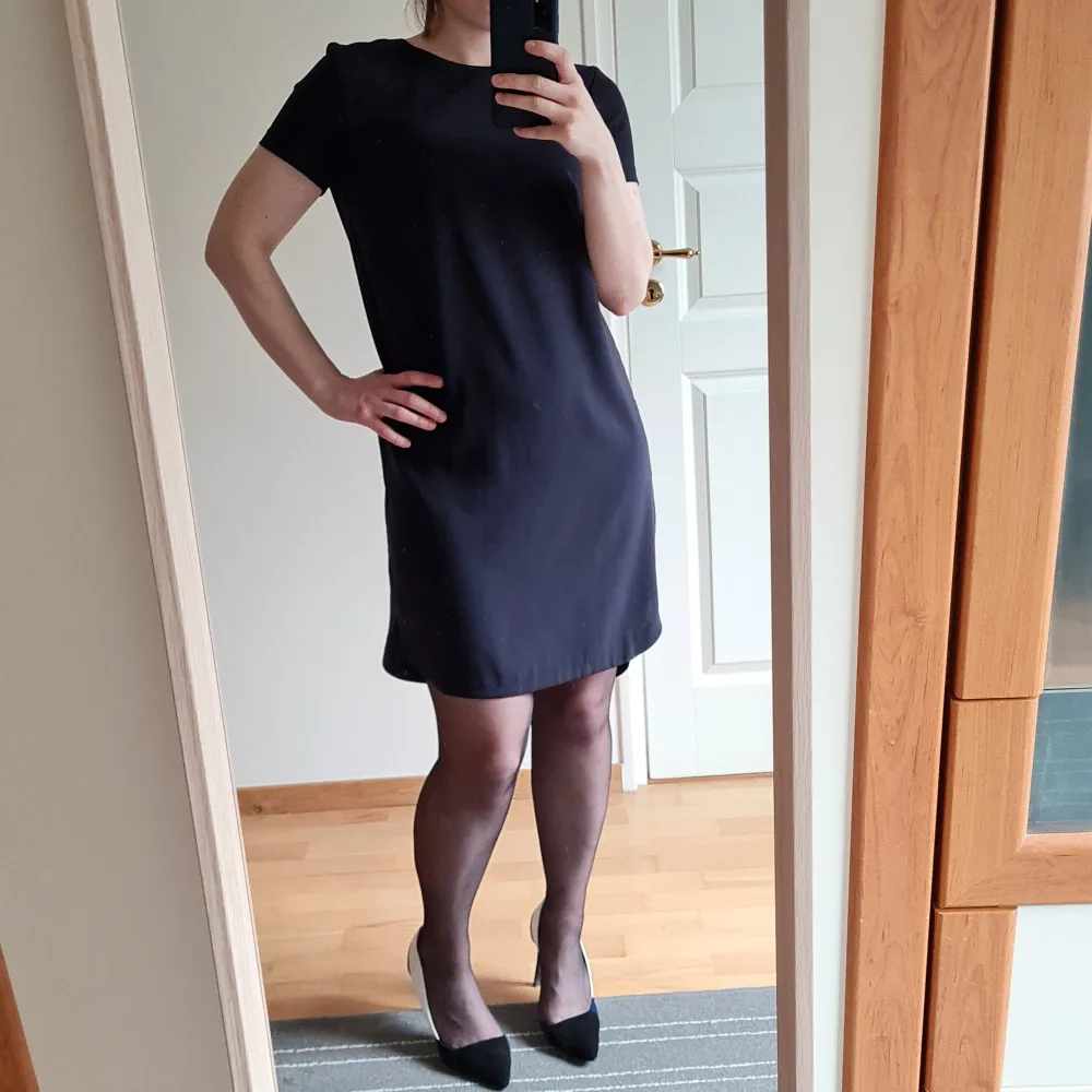 Navy blue dress from H&M with a cutout on the back. Golden fastening. Total length 88 cm.. Klänningar.