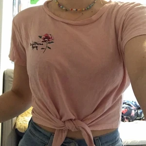 Söt knyttröja! - Jättesöt tröja som man knyter där fram. Gulligt tryck på. Skriv för fler bilder. Kan mötas upp i Göteborg, annars 66kr frakt❤️