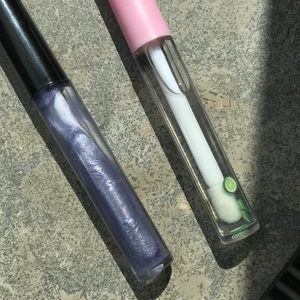 Läppglans  - Läppglans  Very berry- lila- bär doft Clear lime- genomskinlig- lime doft  Pris: 40kr st FRIFRAKT   Lagerstatus: 1 av varje  Innehåller bl.a   E-vitamin olja