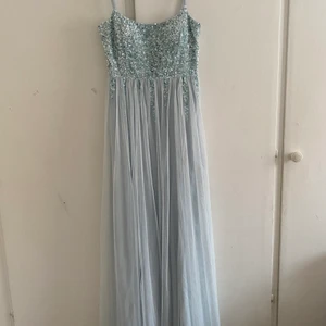 Balklänning från Nelly, strl 40 - Klänningens storlek är 40 men skulle kunna säga att de passar bäst som ett M. Har aldrig använt klänningen. 