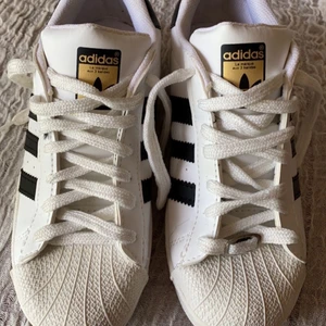 Adidas skor  - Adidas skor som aldrig kommit till användning. Storlek 37, frakt tillkommer 🥰