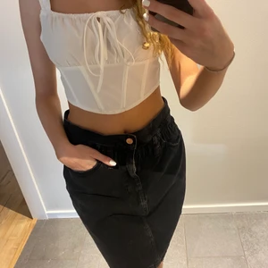 Svart Jeans Kjol - Jätte fin svart jeanskjol från gina tricot i storlek 38. Jag är 167 cm och har ofta storlek 36/38 & S/XS. Säljer den för att den ej används mer. Säljs för 80 kr exklusive frakt men kan mötas i stockholm🖤