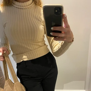 Beige ribbad polo tröja - Beige ribbad polo tröja ifrån Gina tricot storlek XS. Jag är 167 cm och har storlek S/Xs och den sitter perfekt. Säljs för 80 kr exklusive frakt, annars möts jag i Stockholm🧡💛