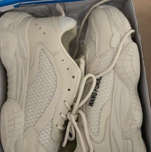 Super söta skor - Superfina skor! Jag köpte dessa super söta skor men de var för små, de är ganska smala och jag själv har väldigt breda fötter så de passade inte mig men passar nog dig med mindre fötter, vid snabb affär får du skorna för 300kr inkl frakt!!