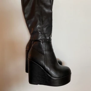 Vadhöga stövlar  - Fejkläder! Använda ute en gång, fint skick ⚡️