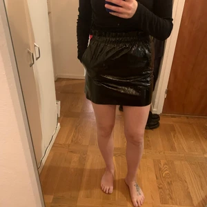 Kjol i lack Zara stl S - Lackkjol från Zara, storlek S. Fickor på sidorna.