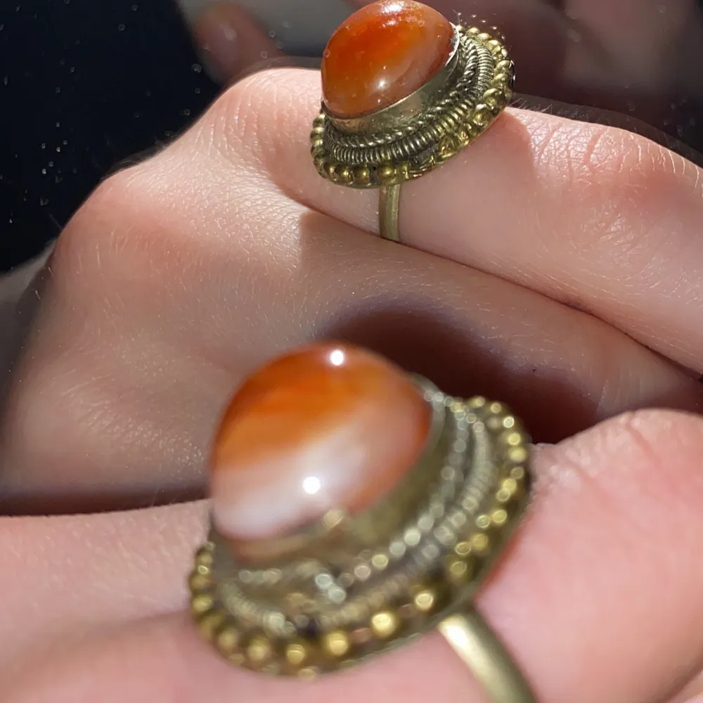 Asball antik ring som jag köpt second hand!! 🔮🔮 köpt för ca 130kr säljer för 65kr inkl. frakt 44kr 🌙✨💫🪐  tar swish!. Accessoarer.