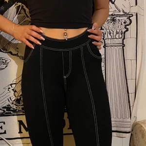 URBAN OUTFITTERS byxor - köpta på urban outfitters i usa 2019, knappt använda, i gott skick! nypriset låg på ungefär 600🌸 sitter som en smäck