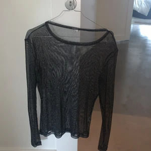 Mesh tröja från Gina Tricot - Använd en gång. Klippt av lapparna då den är genomskinlig, storlek 36/38. Jättefin men kommer inte till användning.💞