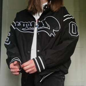 Varsity/baseball jacka  - Säljer denna snygga varsityjacka 🤩 Den är helt oanvänd och i nyskick med prislappen kvar. Jackan sitter oversized och är i ett tunnare material för sommar/vår väder. Jag köpte jacken på Plick men säljare vidare på grund av att det inte riktigt var det jag sökte. Är jackan precis det du sökte? Buda isåfall från 550kr, då köparen står för frakten. Kan även köpas direkt för 700 med fri frakt 😄