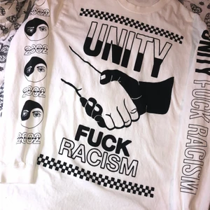 Oversized långärmad stl L - Jättefin unik tröja med väldigt fint budskap som inte säljs längre, från märket Valient hos Carlings. Tryck på hela framsidan och även längs armarna. Buda! Säljer av massa kläder nu pga flytt, så passa på medan chansen finns och kolla gärna in mina andra annonser med! 🌸