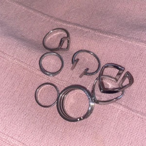 Silvriga ringar - 6 st silvriga ringar i olika storlekar och design. De minsta två skulle jag säga passar mina lillfingrar och de andra passar mina långfigrar och pekfingrar. Jag har ganska medeltjocka fingrar. Säljer även guldiga ringar som jag kan skicka med i samma paket! 10kr/st+ frakt