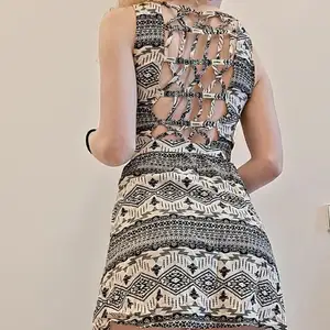 Jättefin klänning med fina detaljer och dragkedja i sidan. Från Divided H&M. Stl 34/ XS. Använd fåtal gånger så i väldigt fint skick!? 💕 Skicka meddelande för fler bilder eller frågor🥰