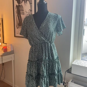 Omlott klänning - Super söt klänning från Shein som jag aldrig använt då den är lite för kort för mig. Storlek M men skulle säga att den passar xs-m