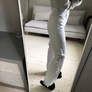 ZARA JEANS - Vita utsvängda jeans från zara i storlek 38, passar mig som har storlek S i vanliga fall. 