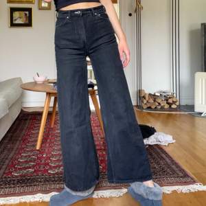 Populära jeans från weekday, säljer då det är för korta på mig! Väldigt bra skick!🥰