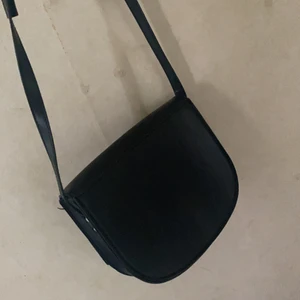 Liten svart väska  - En liten fin Axel väska. I bra skick 