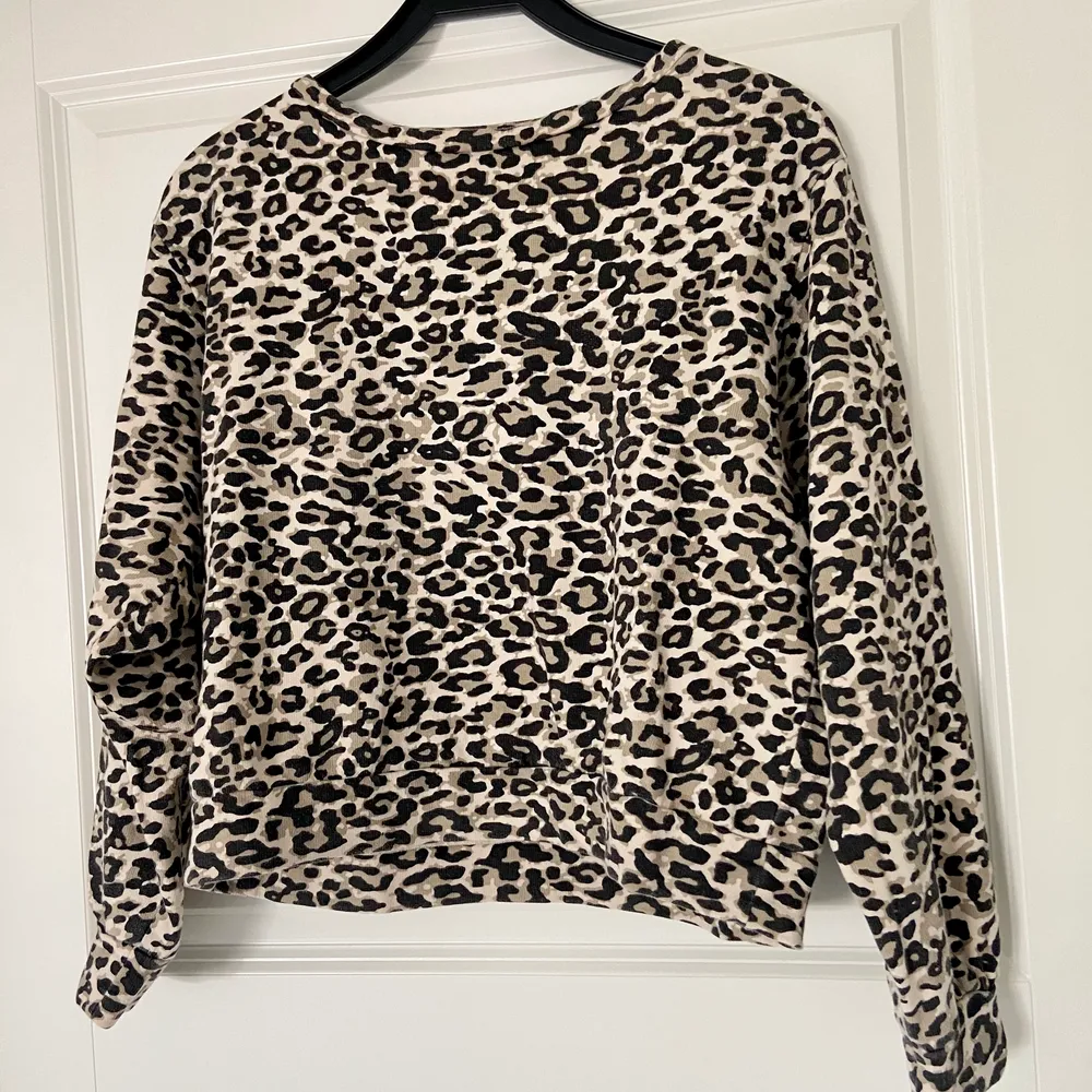 Leopard mönstrad sweatshirt i storlek S. Tröjor & Koftor.