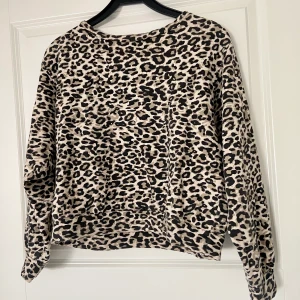 Leopard sweatshirt  - Leopard mönstrad sweatshirt i storlek S